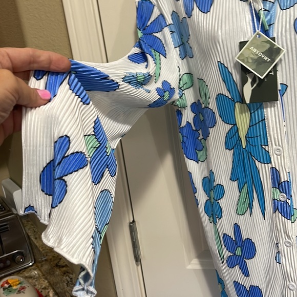 White with blue flowers crinkled dress size L NWT - Picture 6 of 9